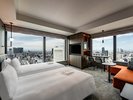 リュクスツイン(禁煙)40u:2面の窓から大阪の活気ある景色を望む角部屋。
