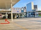 駅を出たら左に進みます。