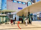 バスロータリーに沿って進みます