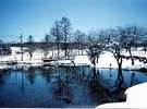 ヒュッテ前泉のある湿原、残雪の風景