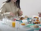 朝食は焼きたてパンやドリンクに加え、地元野菜を中心にご用意