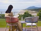 海を見ながら読書や会話、お酒…思い思いの過ごし方をお楽しみください
