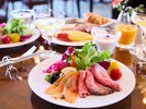 【ご朝食】シェフ特製のオムレツやローストビーフなど、洋食を中心としたモーニングブッフェ