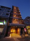 夜間のホテルのイメージ。1階は鮨割烹「味幸(みゆき)」があり、建物のすぐ隣にはコンビニもございます。