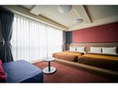 最上階のデラックスツインルーム。天候により、五条通を一望していただくことも可能です。