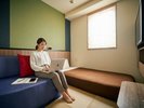 シングルルームにはソファベッドも備え付け。ビジネス利用の方にもぴったりです。