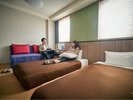 ツインルームは、シングルベッドを2台とソファ1台を備え付け。ソファはベッドにも組み替え可能です。
