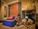 コンフォートルーム(2段ベッドルーム)は、ダブルルームとツインルームの中間の広さ。お子様にも人気です