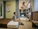 コンフォートルームのソファはベッドに組み替え可。小学生以上のお子様にもゆったりとお寛ぎいただけます。