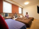 ツインルームは、比較的ご高齢のご夫妻にも人気のお部屋。ソファの上で寛いでいただくこともできます。