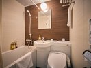 それぞれのお部屋にはユニットバスを配置。ちょっと広めなので、ゆったりとお寛ぎいただけます。