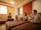 ツインルームのご利用イメージ。ソファをベッドに組み替えると、4名様までご利用いただけます。