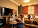 デラックスツインルームのご利用イメージ。27uのゆったりしたお部屋で、ご家族連れに特に人気です。