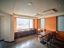2階ラウンジ。11時から22時までご利用いただけます。見晴らしの良い五条通沿いの席は特等席です。