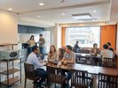 2階 ラウンジのご利用イメージ。複数のグループの方にご利用いただけます。
