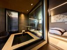 *【瑠璃/露天風呂】檜(ひのき)と黒御影石(くろみかげいし)のコントラストが癒し空間を演出