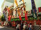 浅草演芸ホール。落語、漫才、漫談、コント、手品など演芸を楽しめる、歴史と伝統が詰まった空間です。