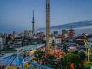 浅草花やしき。ローラー コースターやその他の高速の乗り物がある遊園地です。