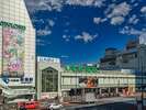新宿駅。当ホテル最寄り駅『浅草駅』から約26分でいけます。