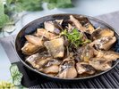【SAKURA特製 ホッケの煮魚】醤油と昆布だしをベースに味付けした、オリジナルテイストの一品です。