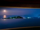 ONSEN深湯露天 「ムーンロード」 満月の頃、条件が整えば、夜の海に月光が一筋の光を映し出します。