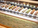 「カフェテラス」 ランチメニューの他、ドーナツ、スイーツ、軽食などをご用意しております。