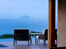玄関棟テラス 水盤から連なる太平洋に浮かぶ伊豆諸島を見渡す高台からの眺め。