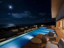 玄関棟テラス 「ムーンロード」 満月の頃、条件が整えば、夜の海に月光が一筋の光を映し出します。