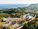 ホテル外観 高台から海を見渡す、伊豆熱川のヒルトップに佇むスモール プレミア リゾート。