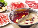 【リゾート内レストラン/薬膳火鍋 小肥羊】白湯(パイタン)スープと麻辣(マーラー)スープをご用意。