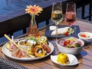 【シギラタートルベイ(朝食一例)】シャンパンと一緒に最高の朝食をお楽しみください。