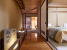 8畳の次の間にはツインベッドをご用意。本間でお布団、次の間でベッドと別れてご就寝いただく事も可能。