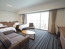 最上階、バルコニーから市内を一望できるプレミアツインルーム