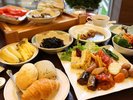 朝食バイキング。日替わりのメニューや、季節で追加されるお料理もあります。