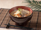 【肉すい】肉すいとは肉うどんのうどん抜きのこと。鰹節や昆布などを使った関西風お出汁が効いた大阪名物。