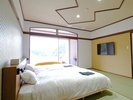 温泉街側和モダン客室:12畳+twn(47u)温もりの畳敷きにゆったりサイズのセミダブルベッド2つを設置。