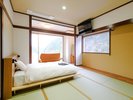 温泉街側和洋室:10畳+ダブル(41u)温もりの畳敷きにダブルベッドを設置。