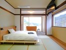 温泉街側和洋室:10畳+ダブル(41u)温もりの畳敷きにダブルベッドを設置。
