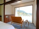 温泉街側和洋室:10畳+ダブル(41u)温もりの畳敷きにダブルベッドを設置。