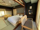 温泉街側クイーン:12畳+クイーンベッド(46u)角部屋で眺めも抜群。