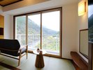 山側和洋室:10畳+ダブル(41u)筑後川の上流と天ケ瀬の山々を望む眺望です。
