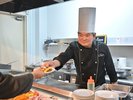 ライブキッチンでの調理イメージ〜出来立てをご提供〜