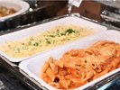 夕食のバイキング料理イメージ
