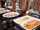 夕食のバイキング料理イメージ