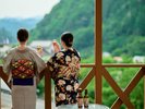 天ケ瀬温泉街を一望できるパノラマデッキで。