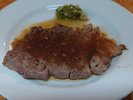 ライブキッチンであつあつのステーキを焼いています。