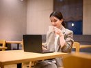 フロント前にフリースペースとしても使えるレストランエリアがございます。