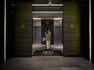 ホテル2Fにフロントがございます。