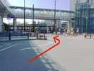 駅のロータリーを右回りに半周し、ロータリー内の路面電車軌道をまたぎ、駐車場ゲートへ進入する