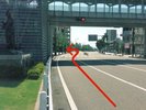 高岡駅前交差点を直進し、空中歩廊の下をくぐる→左に駐車場入口が見えて来るので、左折する
